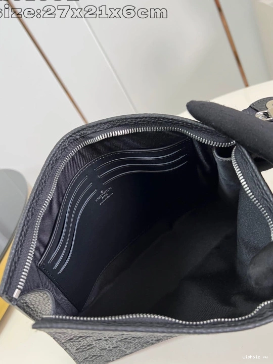 WIS VUITTON POCHETTE LOUIS VOYAGE MM 0715